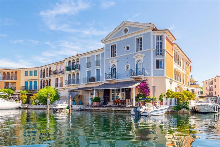 Blick auf die pastellfarbenen Häuser im malerischen Port Grimaud