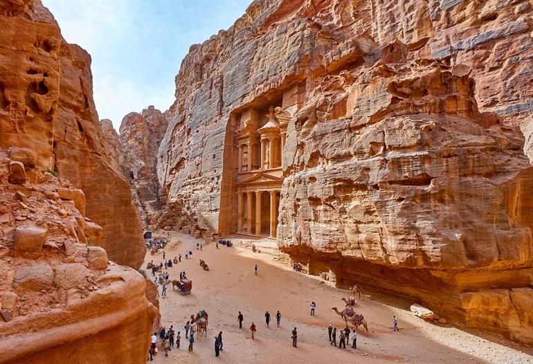Blick auf die Schatzkammer von Petra in Jordanien