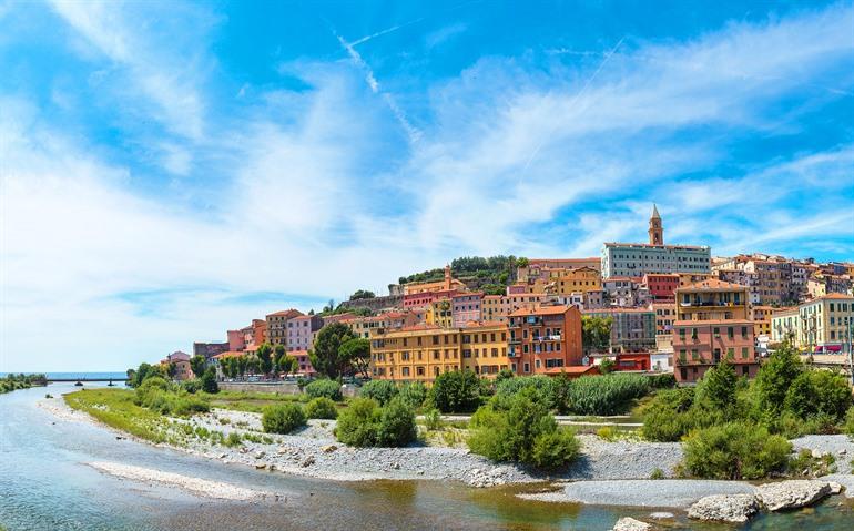 Blick auf das bunte Ventimiglia in Ligurien