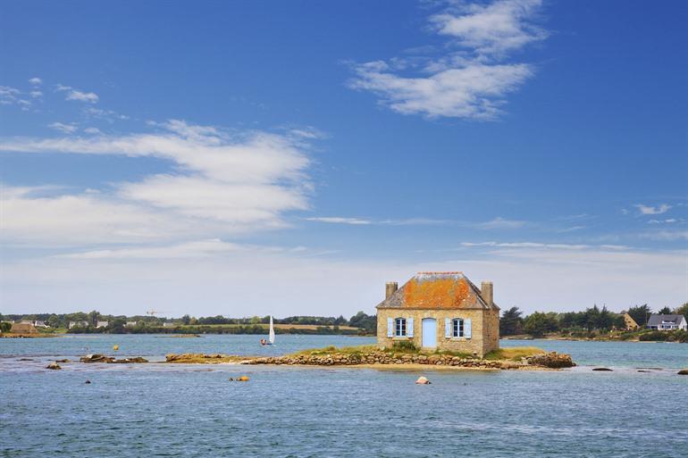 Blick auf das Austernhaus in der Nähe der Île de Saint-Cado, Bretagne