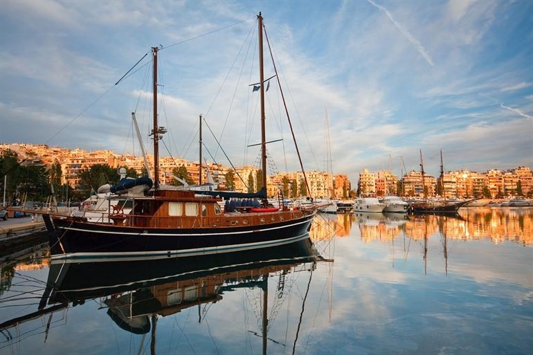 Blick auf die Zea Marina in Piräus, den Hafen von Athen, Griechenland