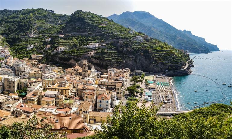 Blick auf Minori an der Amalfiküste