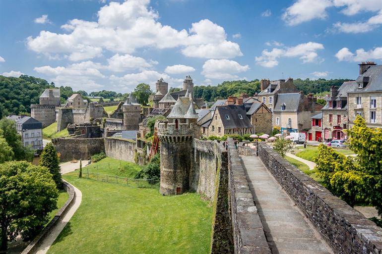 Blick von den Stadtmauern in Fougères, Bretagne