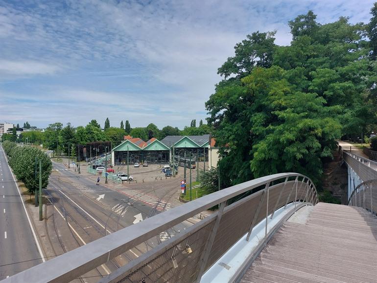 Blick von der Brücke auf das Tram-Museum an der Tervurenlaan, Woluwe-Tal