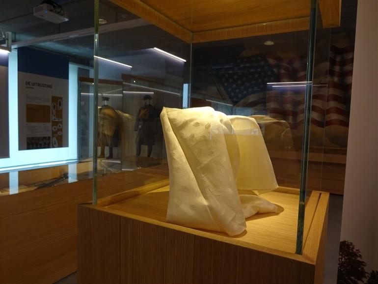 Seidenschal im Hippo.War Museum