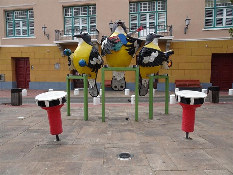 Singende Vögel am Plaza Jo-Jo Correa in Willemstad auf Curaçao