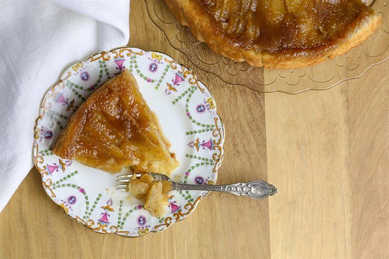 Süßes Apfelkuchenstück Tarte Tatin probieren, Frankreich