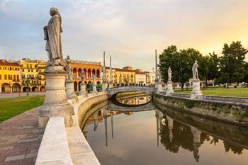 Sonnenuntergang am Prato della Valle in Padua