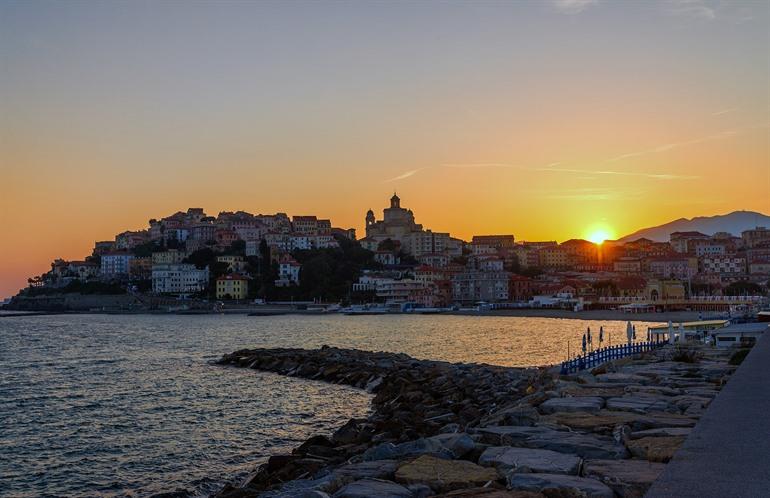 Sonnenuntergang in Imperia mit Strand auf der rechten Seite