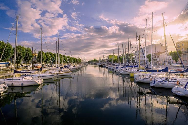 Sonnenuntergang im Hafen von Rimini, Emilia-Romagna