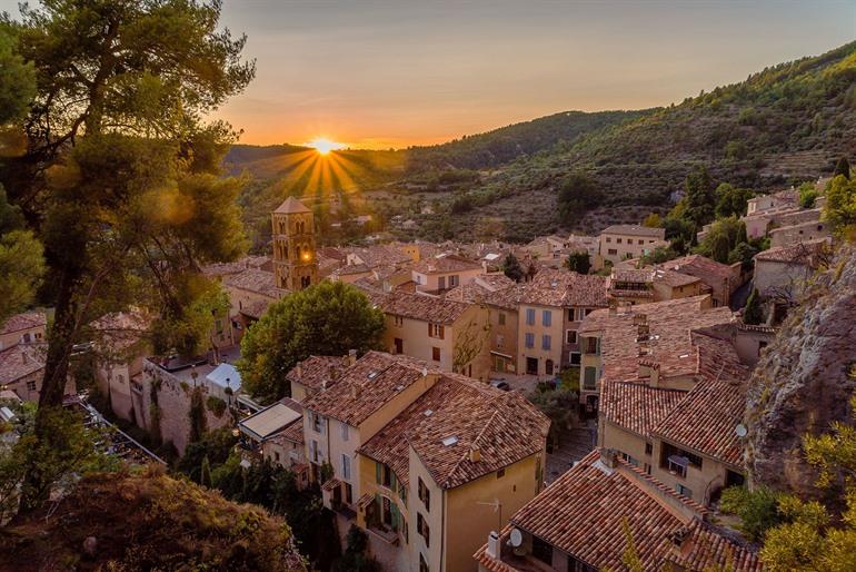 Sonnenuntergang in Moustiers-Sainte-Marie, Provence