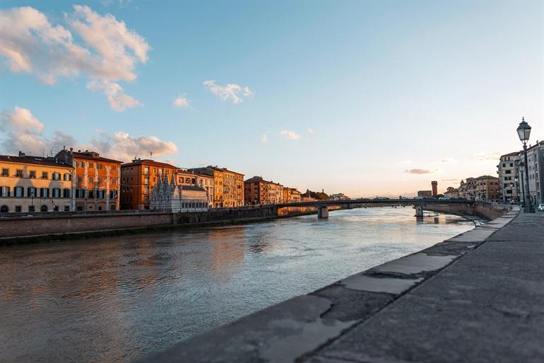 Sonnenuntergang am Arno-Fluss in Pisa beobachten