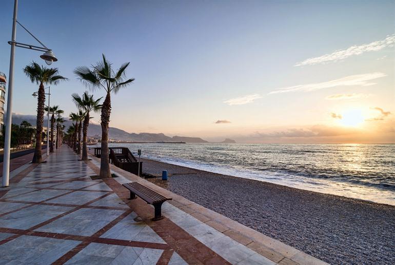 Sonnenuntergang an der Uferpromenade in Altea