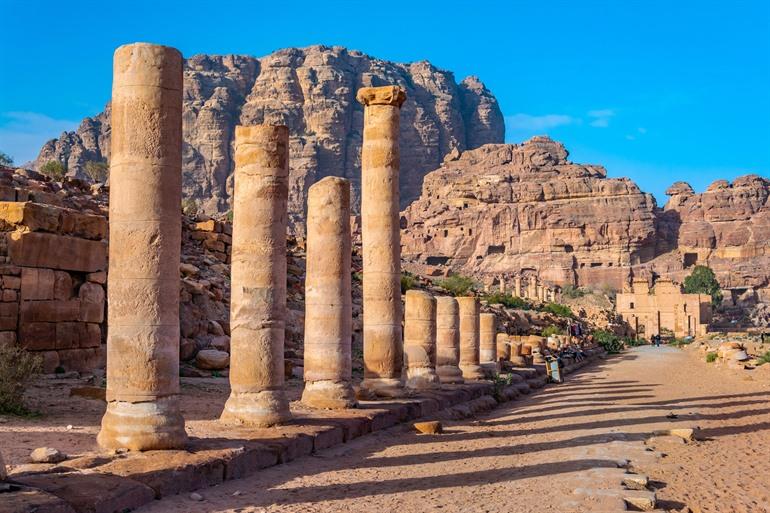 Zuilenstraat in Richtung Qasr-al Bint, Jordanien