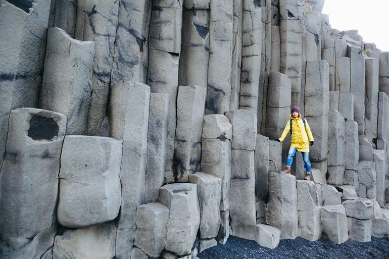 Schwarzer Strand und Basaltsäulen von Reynisfjara