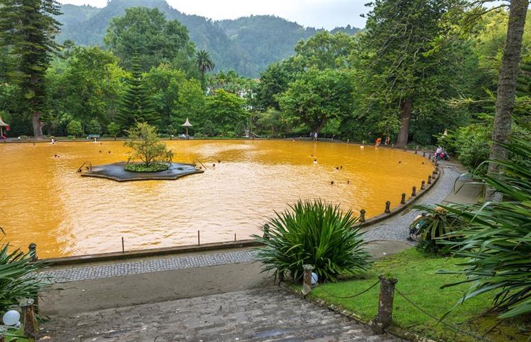Schwimmen in den Terra Nostra Botanischen Gärten