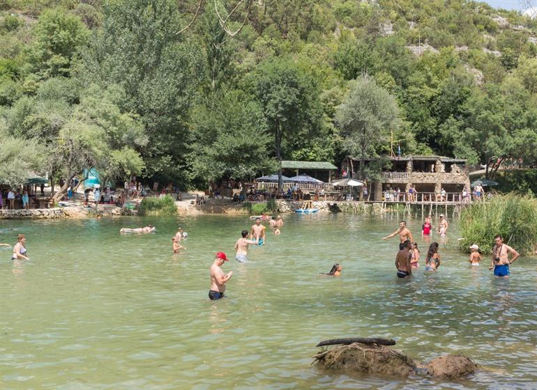 Schwimmen in den Kravica-Wasserfällen