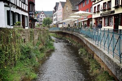 Bad Münstereifel, Spaziergang entlang der Stadtmauern und Outlet-Shops