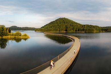 Fahrradroute Dilsen-Stokkem, Radfahren entlang der Maas und über die Fahrradbrücke zwischen den Bergwerken
