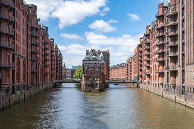 Spaziergang durch das Lagerhausviertel Speicherstadt und die moderne Hafencity Hamburg