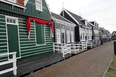 Spaziergang durch Marken, ein Fischerdorf am Meer