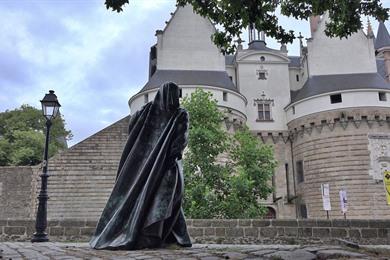 Nantes, ein Spaziergang durch das Neue von heute und die reiche Vergangenheit
