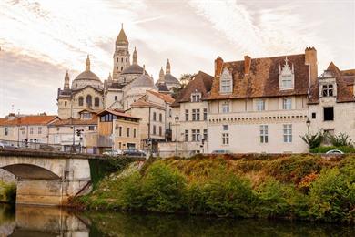 Spaziergang durch Périgueux, entlang kleiner Gassen und Plätze