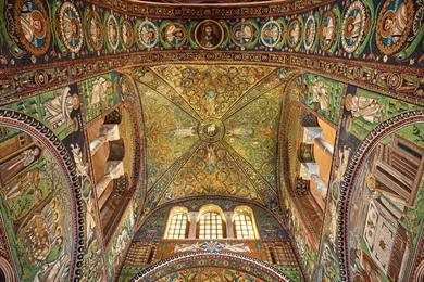 Spaziergang durch die Altstadt von Ravenna und bewundern Sie die farbenfrohen Mosaike von Ravenna