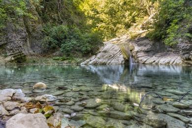 Wanderung durch die Salinello-Schluchten, Wasserfälle und Höhlen