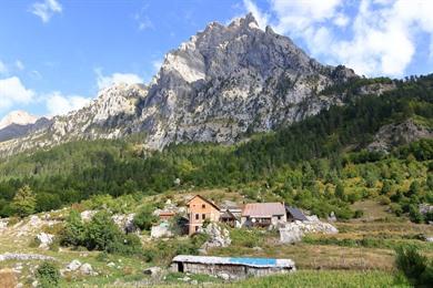 Wanderung von Valbonë nach Kukaj (9 km), ein albanisches Landdorf