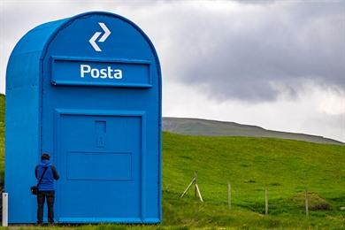 Stadtrundgang durch Skopun: von der blauen Postbox bis zum Bergsee