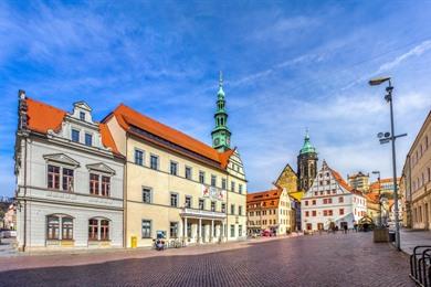 Spaziergang durch das Zentrum von Pirna: Erkunden Sie die Altstadt und das Schloss