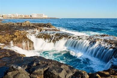 Spazieren Sie zu den Cuevas del Guinche entlang der Salinas El Bufadero