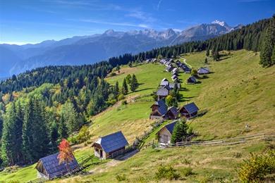 Spazieren Sie zwischen den Hirtenhäusern auf Velika Planina.