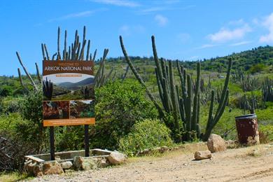 Wanderung im Arikok-Nationalpark auf Aruba