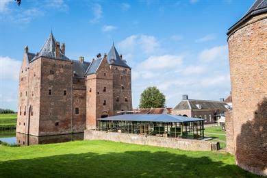 Wanderroute durch die Festungsstadt Woudrichem mit Besuch von Schloss Loevestein